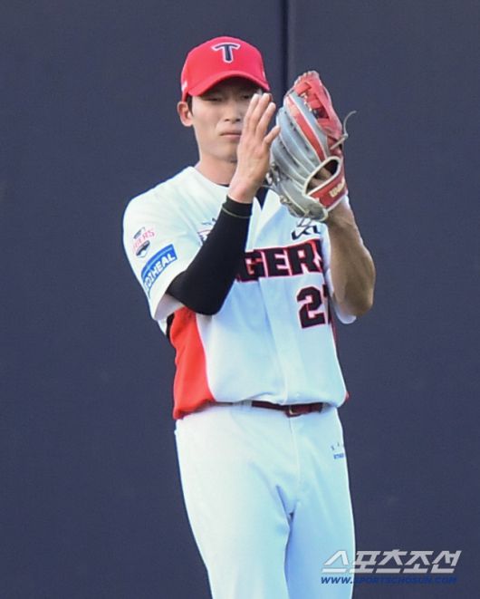 24일 광주 기아 챔피언스필드에서 열린 LG-KIA전. 1회초 1사 1루 김현수의 안타 때 3루 보살을 성공시킨 김호령이 기뻐하고 있다. 광주=정재근 기자 cjg@sportschosun.com/2025.7.24/