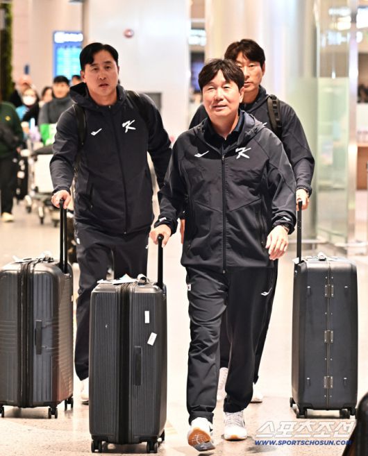 21일 오후 야구대표팀 선수들이 인천공항 제1터미널을 통해 귀국했다. 최원호, 강인권 코치와 함께 입국장을 나서고 있는 류지현 감독. 인천공항=송정헌 기자songs@sportschosun.com/2026.01.21/