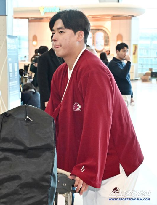 22일 키움 히어로즈 선수단이 인천공항 제2터미널을 통해 전지훈련을 위해 출국했다. 출국을 준비하고 있는 박준현. 인천공항=송정헌 기자songs@sportschosun.com/2026.01.22/