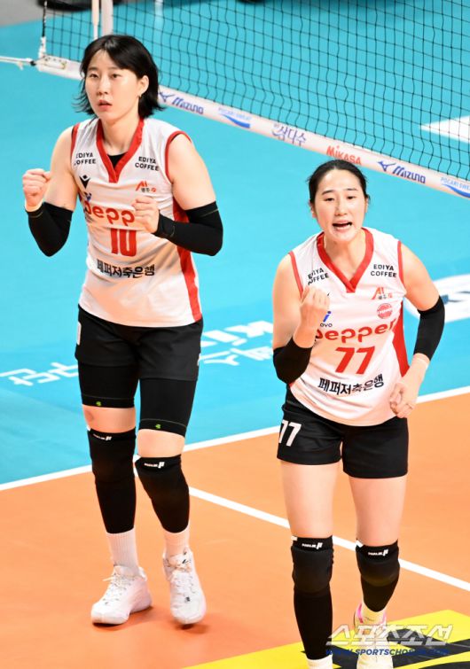 6일 장충체육관에서 열린 V리그 여자부 GS칼텍스와 페퍼저축은행의 경기. 페퍼저축은행 하혜진과 박정아가 득점을 성공한 후 환호하고 있다. 장충체=허상욱 기자wook@sportschosun.com/2026.01.06/