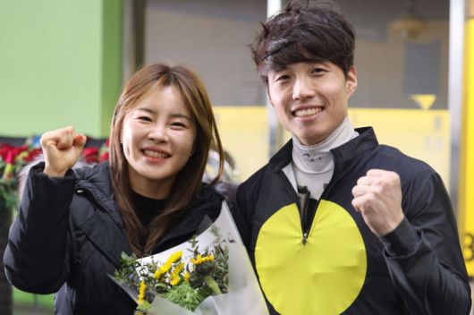 김혜선 조교사(왼쪽)가 첫 승 달성 후, 기승한 박재이 기수(오른쪽)와 함께 기념 촬영을 하고 있다. 사진제공=한국마사회