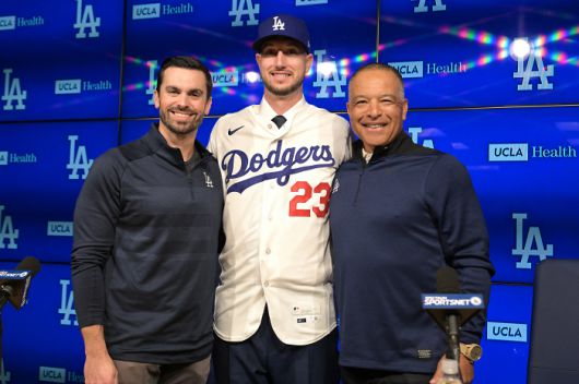 Jan 21, 2026; Los Angeles, CA, USA;  Los Angeles Dodgers general manager Brandon Gomes and manager Dave Roberts (30) stand with newly signed right fielder Kyle Tucker (23) at Dodger Stadium. Mandatory Credit: Jayne Kamin-Oncea-Imagn Images  <저작권자(c) 연합뉴스, 무단 전재-재배포, AI 학습 및 활용 금지>