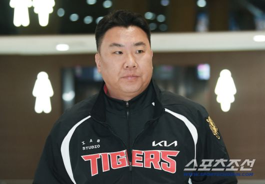 KIA 타이거즈 이범호 감독과 코칭스태프, 외국인 선수들이 22일 오후 김포공항에 도착해 스프링캠프 장소인 일본 아마미오시마로 출국했다. 이범호 감독이 출국장에 들어서고 있다. 김포공항=정재근 기자 cjg@sportschosun.com/2026.1.22/