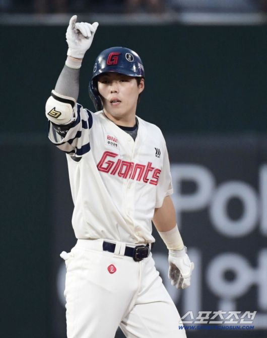 13일 부산 사직구장에서 열린 롯데와 SSG의 경기. 2회 1타점 적시 2루타를 날린 롯데 고승민. 부산=송정헌 기자songs@sportschosun.com/2025.09.13/