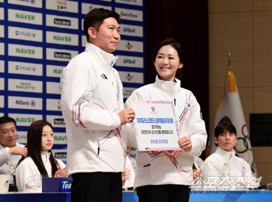 7일 오후 진천선수촌에서 2026밀라노-코르티나 동계올림픽 D-30 미디어데이 행사가 열렸다. 격려금 받고 있는 이수경 선수단장. 진천=송정헌 기자songs@sportschosun.com/2026.01.07/