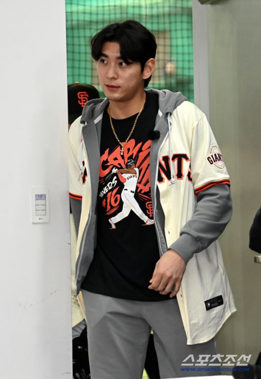 미국 메이저리그 샌프란시스코 자이언츠 이정후가 7일 이천 LG챔피언스파크에서 열린 미디어데이에서 기자회견을 가졌다. 이날 기자회견에는 래리 베어 CEO, 버스터 포지 사장, 토니 비텔로 감독, 윌리 아다메스가 함께했다. 기자회견장에 입장하는 이정후의 모습. 이천=허상욱 기자wook@sportschosun.com/2026.01.07/