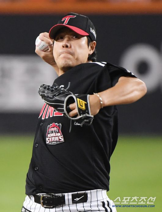 31일 대전 한화생명볼파크에서 열린 LG와 한화의 한국시리즈 5차전. 8회말 등판한 김진성이 투구하고 있다. 대전=정재근 기자 cjg@sportschosun.com/2025.10.31/