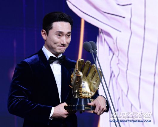 [포토] 신민재 '와이프에게 고마운 나타내며 눈물 왈칵'    9일 서울 롯데호텔월드에서 KBO 골든글러브 시상식이 열렸다. 2루수 부문 골든글러브를 수상한 LG 신민재. 잠실=송정헌 기자songs@sportschosun.com/2025.12.09/