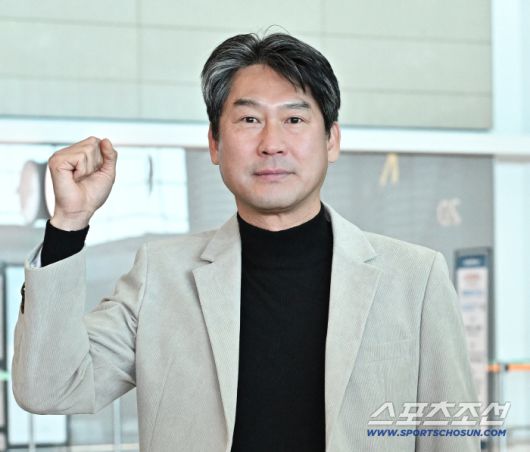 22일 키움 히어로즈 선수단이 인천공항 제2터미널을 통해 전지훈련을 위해 출국했다. 출국에 앞서 인사를 하고 있는 설종진 감독. 인천공항=송정헌 기자songs@sportschosun.com/2026.01.22/