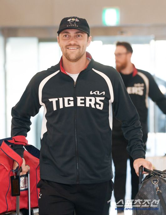 잠시 후 네일과 올러도 한 차로 이동해 공항에 도착했다.