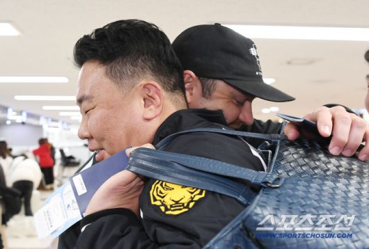 다시 만난 이범호 감독과 네일이 뜨겁게 포옹하고 있다.