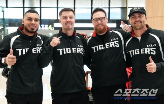 카스트로, 데일(아시아쿼터), 올러, 네일(왼쪽부터)이 출국 전 함께 포즈 취하고 있다. 올시즌 KIA를 책임질 외국인 선수 4인방.