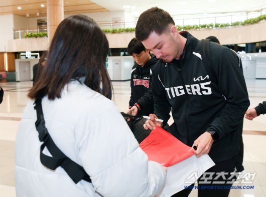 벌써 1호팬이 생긴 데일, 팬이 준비한 유니폼에 사인을 해주는 모습.