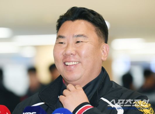 KIA 타이거즈 이범호 감독과 코칭스태프, 외국인 선수들이 22일 오후 김포공항에 도착해 스프링캠프 장소인 일본 아마미오시마로 출국했다. 이범호 감독이 인터뷰에 응하고 있다. 김포공항=정재근 기자 cjg@sportschosun.com/2026.1.22/