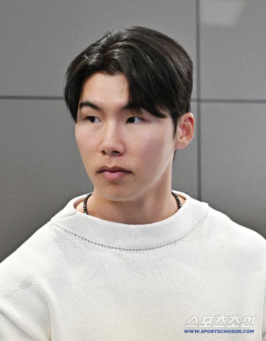 21일 오후 김혜성이 인천공항 제2터미널을 통해 출국했다. 출국 준비를 하고 있는 김혜성. 인천공항=송정헌 기자songs@sportschosun.com/2026.01.21/