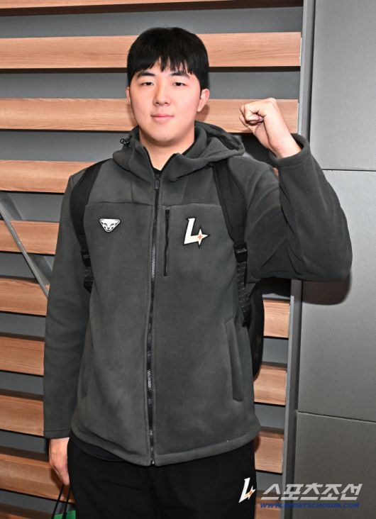 23일 SSG 랜더스 선수단이 인천공항 제2터미널을 통해 전지훈련을 위해 출국했다. 포즈를 취하고 있는 SSG 김민준. 인천공항=송정헌 기자songs@sportschosun.com/2026.01.23/