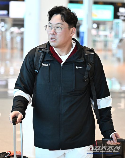 22일 키움 히어로즈 선수단이 인천공항 제2터미널을 통해 전지훈련을 위해 출국했다. 출국을 준비하고 있는 안치홍. 인천공항=송정헌 기자songs@sportschosun.com/2026.01.22/
