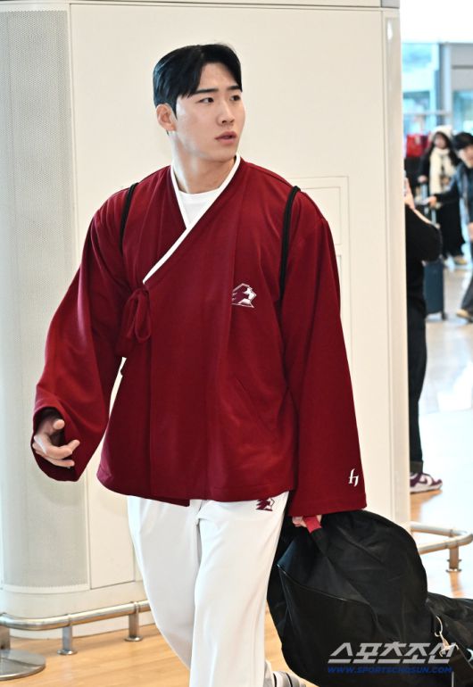 22일 키움 히어로즈 선수단이 인천공항 제2터미널을 통해 전지훈련을 위해 출국했다. 출국을 준비하고 있는 이주형. 인천공항=송정헌 기자songs@sportschosun.com/2026.01.22/