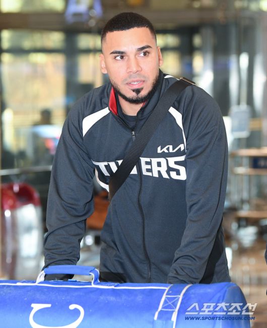 KIA 타이거즈 이범호 감독과 코칭스태프, 외국인 선수들이 22일 오후 김포공항에 도착해 스프링캠프 장소인 일본 아마미오시마로 출국했다. 외국인 타자 카스트로가 출국장에 들어서고 있다. 김포공항=정재근 기자 cjg@sportschosun.com/2026.1.22/