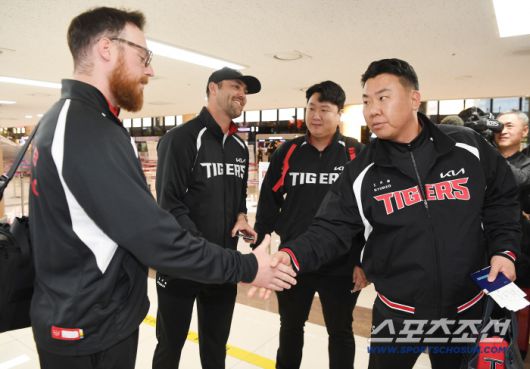 KIA 타이거즈 이범호 감독과 코칭스태프, 외국인 선수들이 22일 오후 김포공항에 도착해 스프링캠프 장소인 일본 아마미오시마로 출국했다. 이범호 감독이 네일, 올러와 악수하고 있다. 김포공항=정재근 기자 cjg@sportschosun.com/2026.1.22/