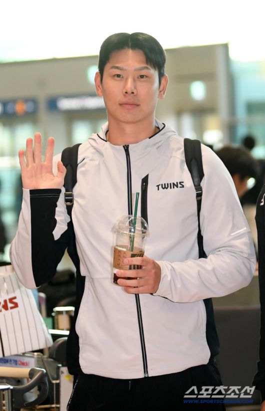 LG 트윈스 선수단이 22일 인천국제공항을 통해 스프링캠프가 열리는 미국 애리조나로 출국했다. 홍창기가 출국장으로 향하고 있다. 인천공항=박재만 기자 pjm@sportschosun.com/2026.01.22/