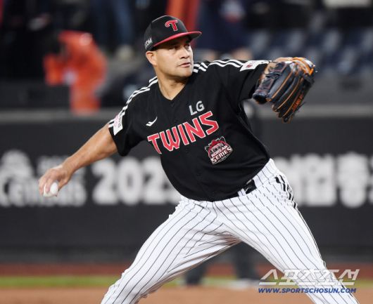 30일 대전 한화생명볼파크에서 열린 LG와 한화의 한국시리즈 4차전. LG 선발 치리노스가 투구하고 있다. 대전=정재근 기자 cjg@sportschosun.com/2025.10.30/