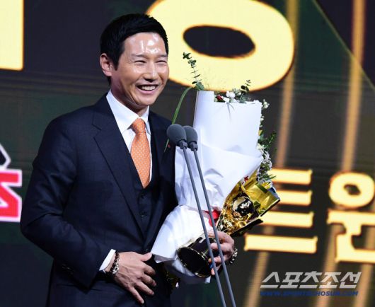 9일 서울 롯데호텔월드에서 KBO 골든글러브 시상식이 열렸다. KBO 올해의 감독상을 수상한 LG 염경엽 감독. 잠실=송정헌 기자songs@sportschosun.com/2025.12.09/