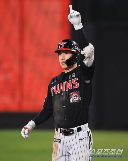 31일 대전 한화생명볼파크에서 열린 LG와 한화의 한국시리즈 5차전. 9회초 1사 1루 구본혁이 안타를 친 후 기뻐하고 있다. 대전=정재근 기자 cjg@sportschosun.com/2025.10.31/