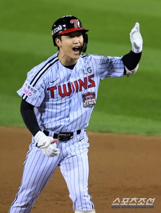 27일 잠실구장에서 열린 한국시리즈 2차전 LG 트윈스와 한화 이글스의 경기. 2회말 무사 2,3루 LG 구본혁이 적시타를 날린 뒤 환호하고 있다. 잠실=박재만 기자 pjm@sportschosun.com/2025.10.27/
