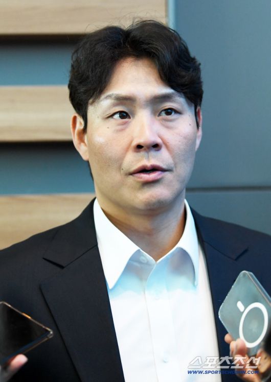 삼성 라이온즈 선수단이 23일 인천국제공항을 통해 스프링캠프가 열리는 괌으로 출국했다. 박세혁이 인터뷰를 하고 있다. 인천공항=박재만 기자 pjm@sportschosun.com/2026.01.23/