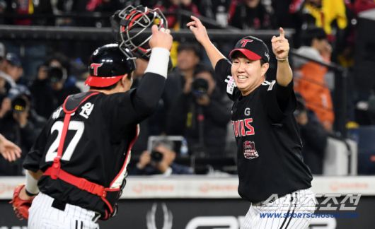 31일 대전 한화생명볼파크에서 열린 한국시리즈 5차전 한화 이글스와 LG 트윈스의 경기. 우승을 차지한 LG 포수 박동원, 마무리 유영찬이 환호하고 있다. 대전=박재만 기자 pjm@sportschosun.com/2025.10.31/