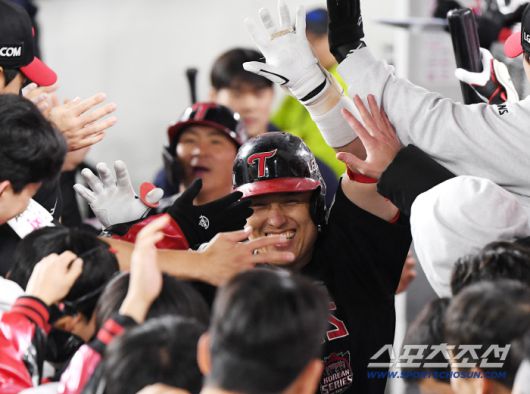 30일 대전 한화생명볼파크에서 열린 LG와 한화의 한국시리즈 4차전. 9회초 무사 1루 박동원이 투런포를 친 후 환영받고 있다. 대전=정재근 기자 cjg@sportschosun.com/2025.10.30/