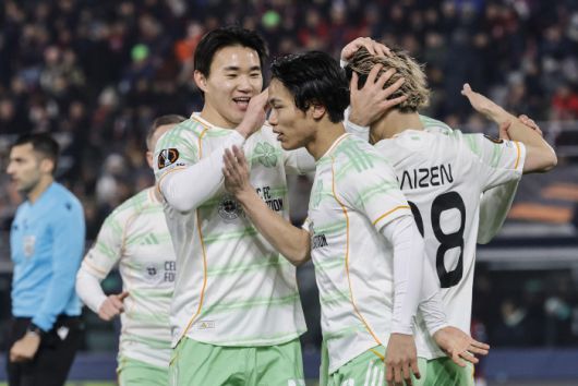 epa12671783 Celtic's Reo Hatate (C) celebrates with his teammates after scoring the 0-1 goal during the UEFA Europa League soccer match between Bologna FC and Celtic FC, in Bologna, Italy, 22 January 2026.  EPA/ELISABETTA BARACCHI<저작권자(c) 연합뉴스, 무단 전재-재배포, AI 학습 및 활용 금지>