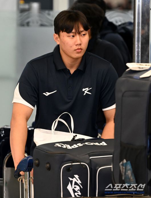 대한민국 야구대표팀이 일본 도쿄돔에서 열린 한일 친선전을 마치고 17일 김포국제공항을 통해 귀국했다. 입국장을 빠져나가는 배찬승의 모습. 김포공항=허상욱 기자wook@sportschosun.com/2025.11.17/