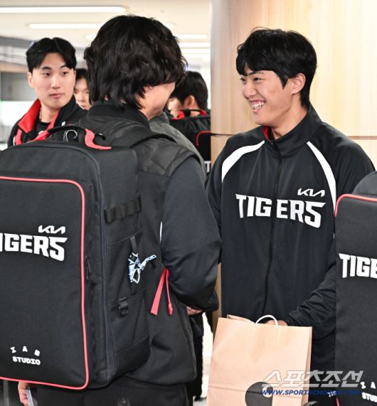 23일 오후 KIA 타이거즈 선수단이 김포공항을 통해 전지훈련이 열리는 일본으로 출국했다. 인사를 나누고 있는 KIA 곽도규, 이의리. 김포공항=송정헌 기자songs@sportschosun.com/2026.01.23/