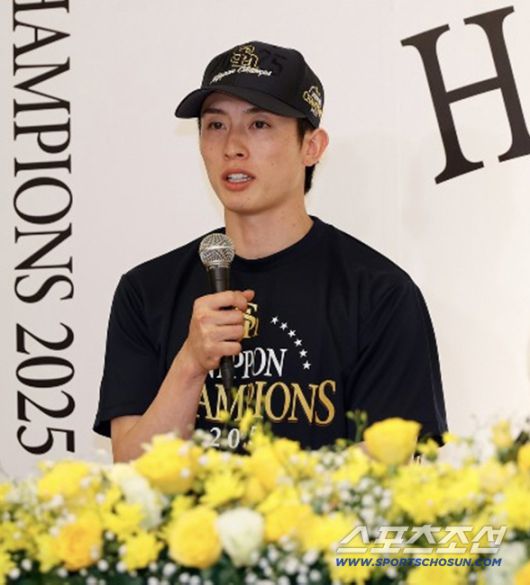 슈토는 5년 만의 재팬시리즈 우승 주역이다. 그는 외야수로 5경기에 모두 출전해 풋아웃 20개를 기록했다. 재팬시리즈 최가 기록이다. 우승 기자회견에 사진캡처=소프트뱅크 호크스 SNS