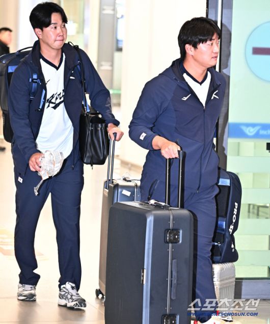 20일 오후 야구국가대표팀 선수들이 인천공항 제1터미널을 통해 귀국했다. 입국장을 나서고 있는 유영찬, 고우석. 인천공항=송정헌 기자songs@sportschosun.com/2026.01.20/