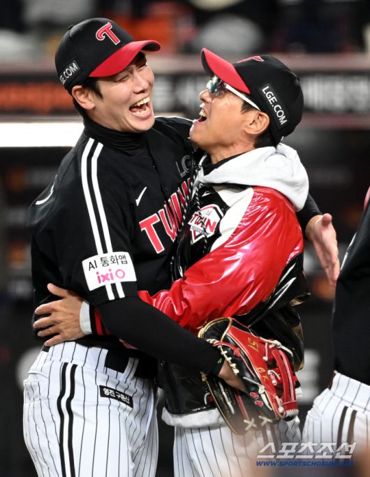 31일 대전 한화생명볼파크에서 열린 LG와 한화의 한국시리즈 5차전. LG가 승리하며 한국시리즈 우승을 차지했다. 염경엽 감독과 포옹을 하는 홍창기의 모습. 대전=허상욱 기자wook@sportschosun.com/2025.10.31/