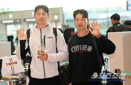 LG 트윈스 선수단이 22일 인천국제공항을 통해 스프링캠프가 열리는 미국 애리조나로 출국했다. 홍창기, 박해민이 출국장으로 향하고 있다. 인천공항=박재만 기자 pjm@sportschosun.com/2026.01.22/