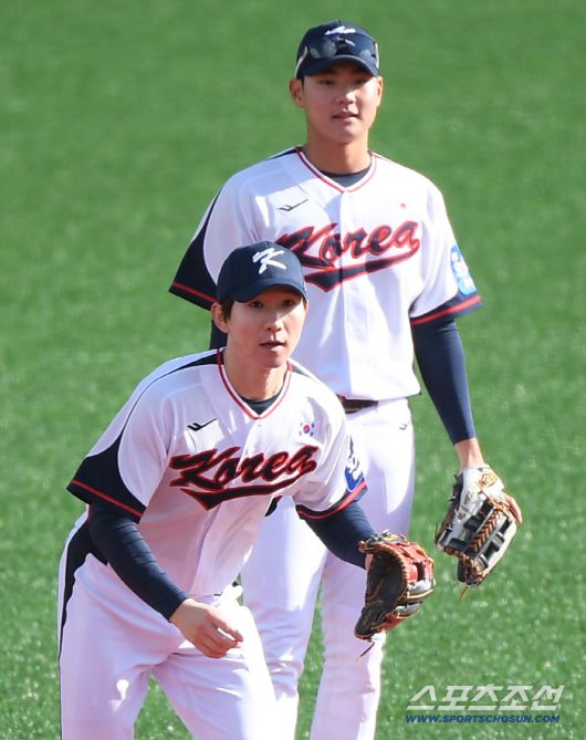 야구 국가대표팀이 2일 오후 경기도 고양 야구대표팀 훈련장에서 첫 훈련을 시작했다. 김주원, 박성한이 훈련하고 있다. 고양=정재근 기자 cjg@sportschosun.com/2025.11.2/