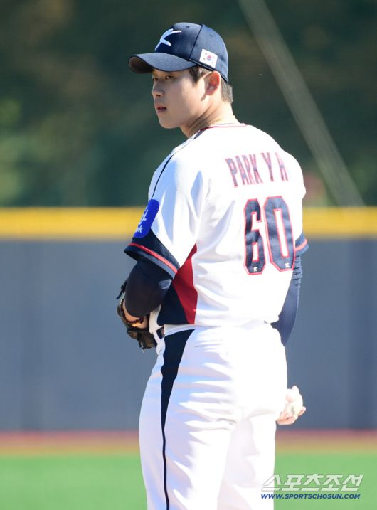 야구 국가대표팀 선수들이 3일 오후 일산 고양 야구대표팀훈련장에서 훈련을 했다. 국가대표 유니폼 입고 훈련하는 박영현. 고양=송정헌 기자songs@sportschosun.com/2025.11.03/