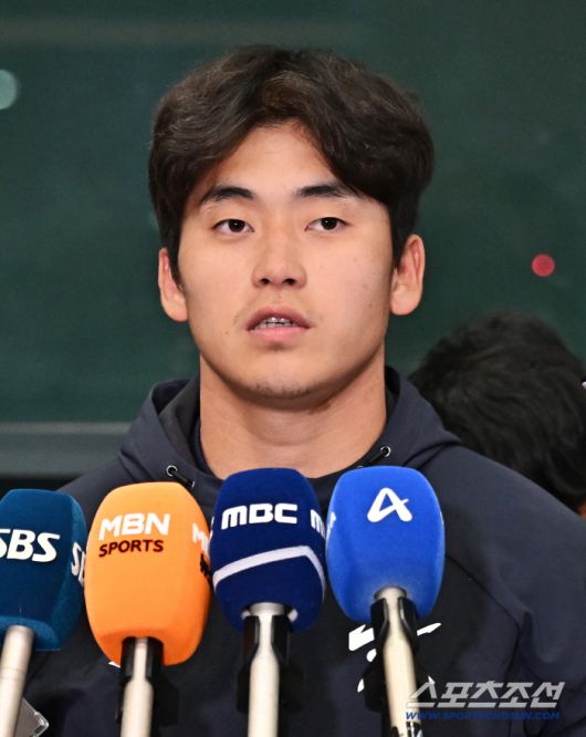 21일 오후 야구대표팀 선수들이 인천공항 제1터미널을 통해 귀국했다. 인터뷰하고 있는 박영현. 인천공항=송정헌 기자songs@sportschosun.com/2026.01.21/