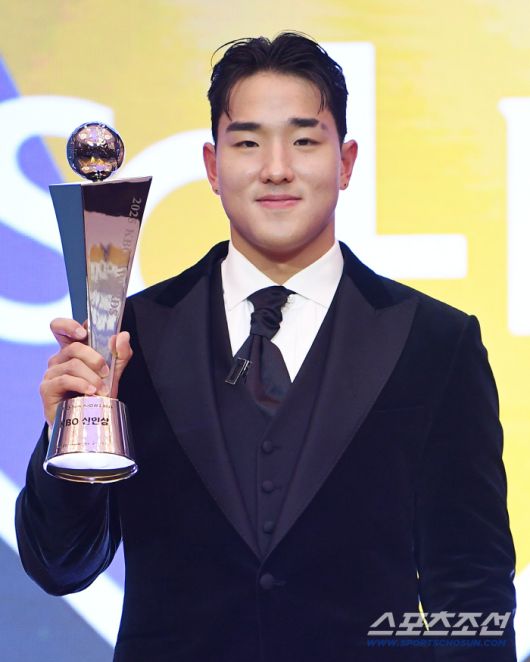 24일 오후 서울 송파구 롯데호텔에서 2025KBO시상식이 열렸다. 신인상을 수상한 안현민이 트로피를 들고 있다. 정재근 기자 cjg@sportschosun.com/2025.11.24/