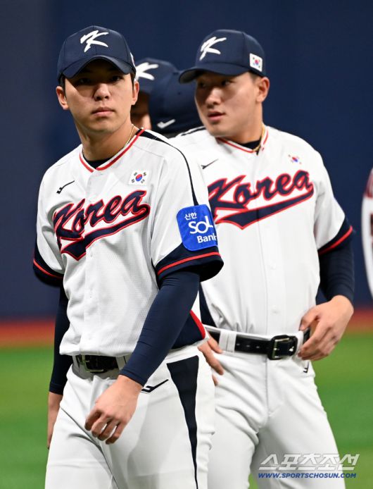 대한민국 야구대표팀이 4일 고척스카이돔에서 훈련을 가졌다. 김영웅과 안현민이 워밍업을 하고 있다. 고척=허상욱 기자wook@sportschosun.com/2025.11.04/