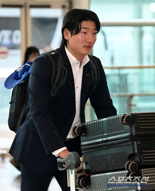 두산 베어스 선수단이 23일 인천공항을 통해 전지훈련지인 호주 시드니로 출국했다. 곽빈이 출국장으로 들어서고 있다. 인천공항=허상욱 기자wook@sportschosun.com/2026.01.23/