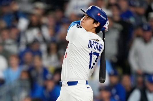 FILE - Los Angeles Dodgers' Shohei Ohtani watches his home run against the Toronto Blue Jays during the seventh inning in Game 3 of baseball's World Series, Monday, Oct. 27, 2025, in Los Angeles. (AP Photo/Brynn Anderson, File) FILE PHOTO        <저작권자(c) 연합뉴스, 무단 전재-재배포, AI 학습 및 활용 금지>