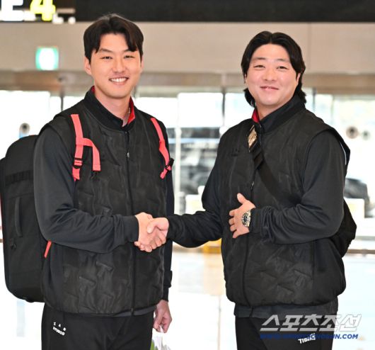 23일 오후 KIA 타이거즈 선수단이 김포공항을 통해 전지훈련이 열리는 일본으로 출국했다. 함께 포즈를 취하고 있는 KIA 홍건희, 김범수. 김포공항=송정헌 기자songs@sportschosun.com/2026.01.23/