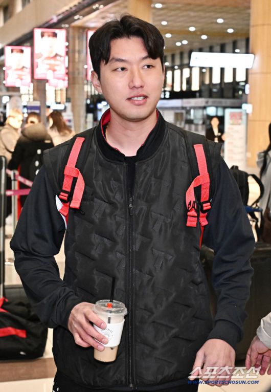 23일 오후 KIA 타이거즈 선수단이 김포공항을 통해 전지훈련이 열리는 일본으로 출국했다. 출국 준비하는 KIA 홍건희. 김포공항=송정헌 기자songs@sportschosun.com/2026.01.23/