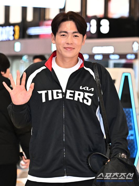 23일 오후 KIA 타이거즈 선수단이 김포공항을 통해 전지훈련이 열리는 일본으로 출국했다. 인사를 하고 있는 KIA 이태양. 김포공항=송정헌 기자songs@sportschosun.com/2026.01.23/