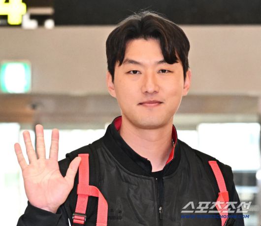 캠프 출국 앞두고 인사하는 KIA 홍건희.